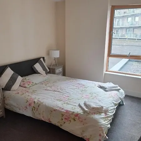 Apartment Leeds Docks 2 Bedroom Canal View Balcony City Heaven