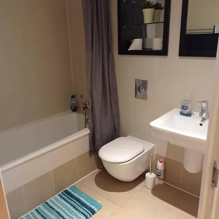 Apartment Leeds Docks 2 Bedroom Canal View Balcony City Heaven