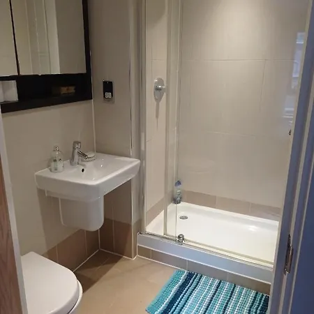 Leeds Docks 2 Bedroom Canal View Balcony City Heaven